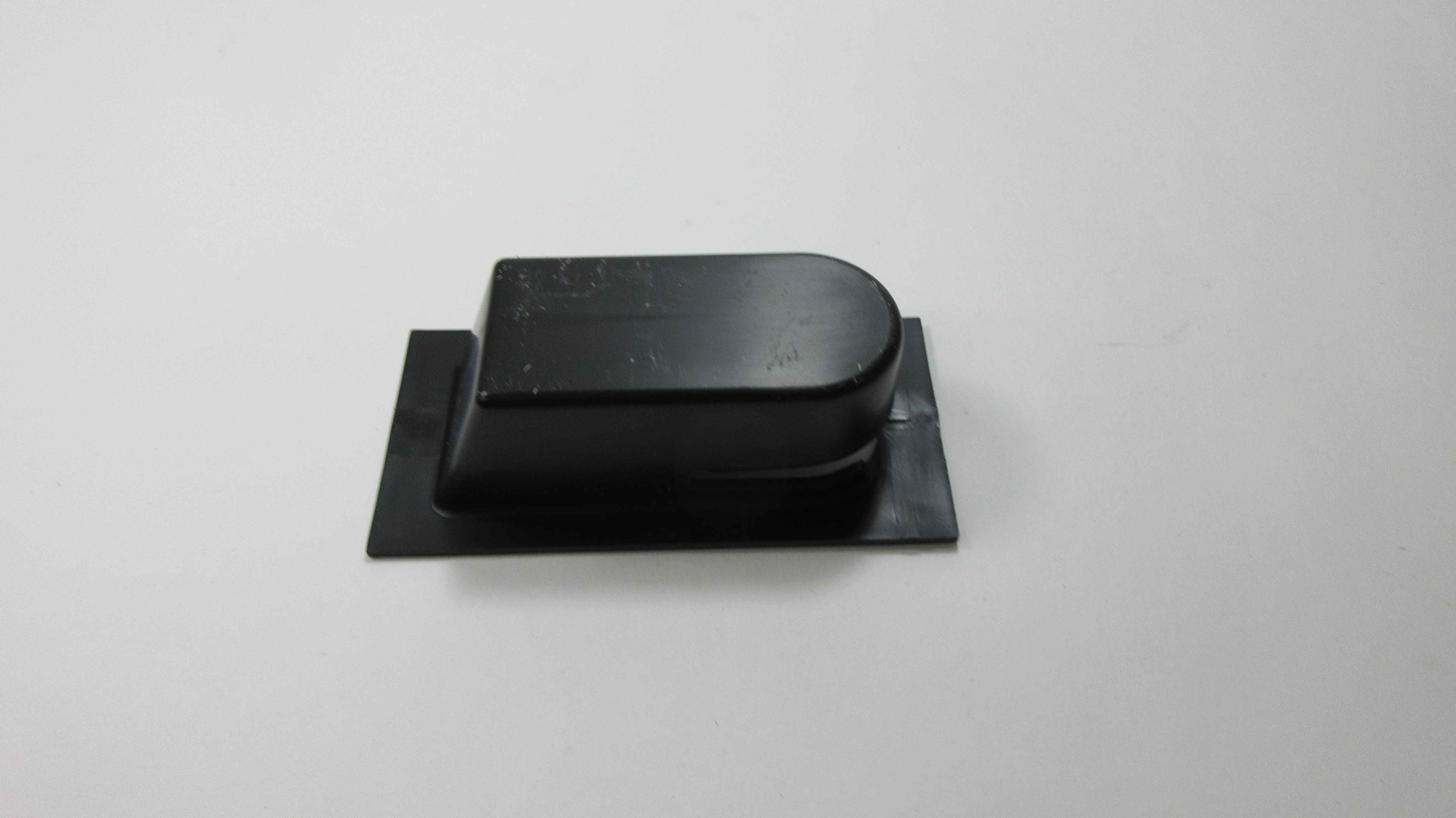 BOX UCRA SEAT LATCH BAR COVE